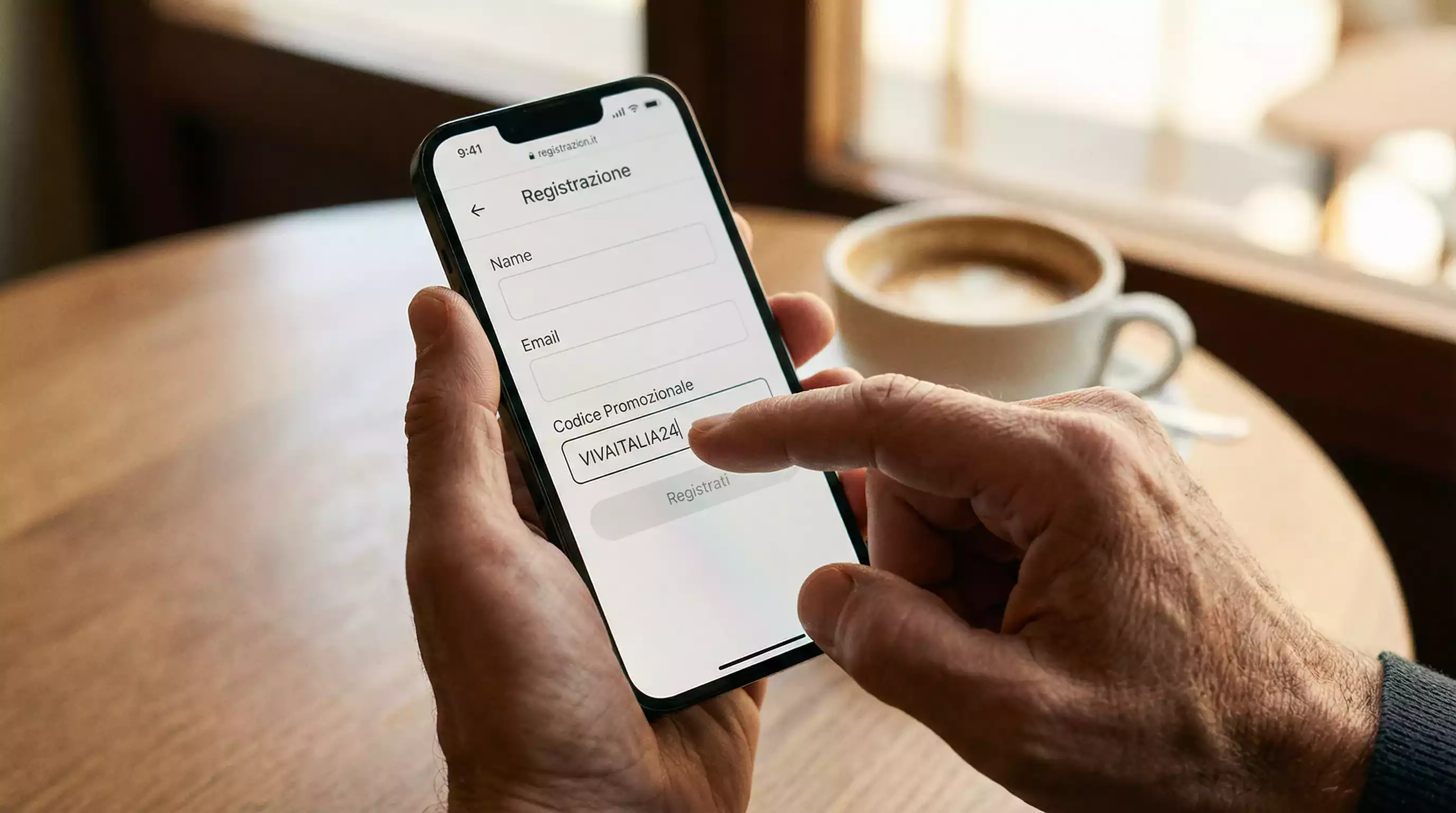 Persona che digita un codice promozionale sullo smartphone durante la registrazione su un sito di scommesse