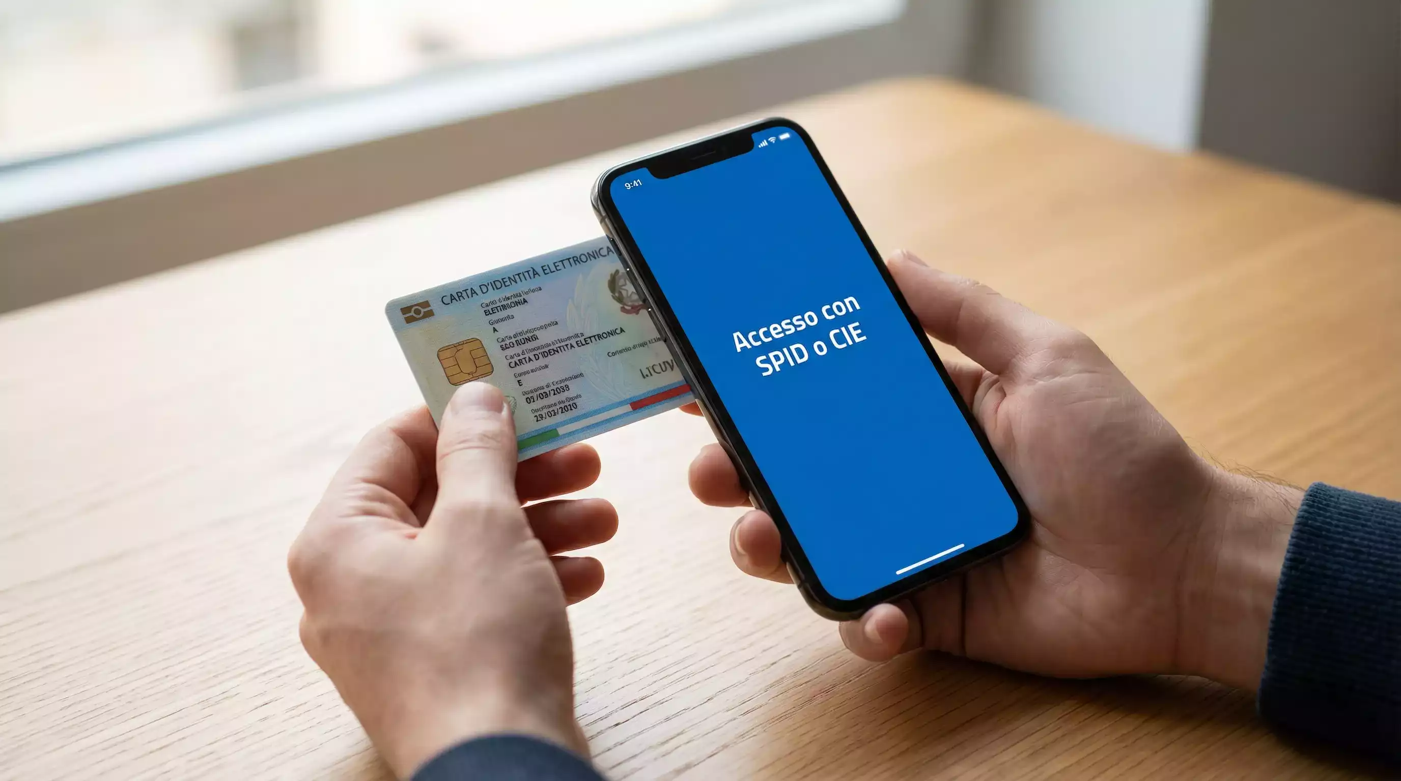 Persona che avvicina la carta d'identità elettronica a uno smartphone per la registrazione