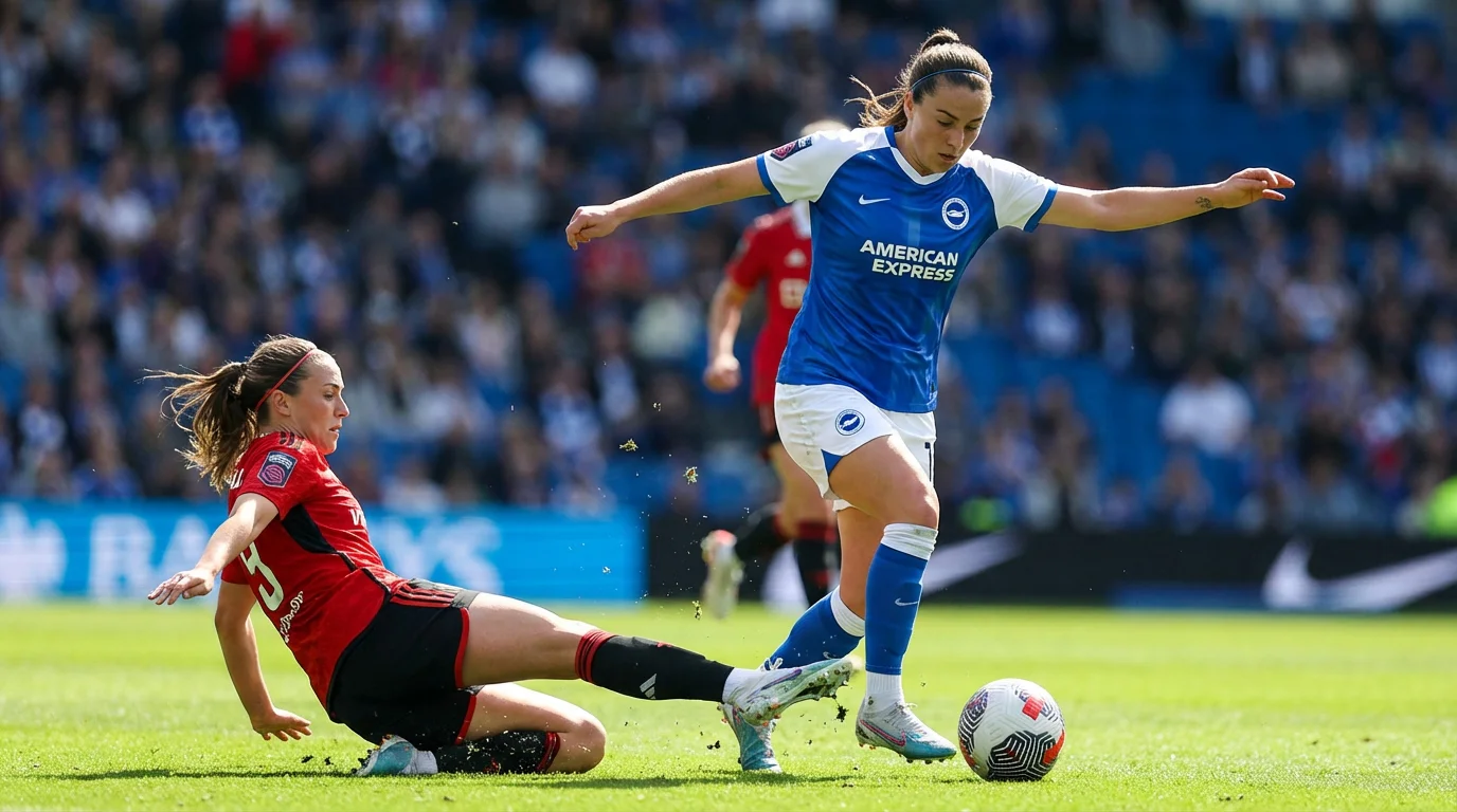 Calciatrici in azione durante una partita di calcio femminile su campo in erba