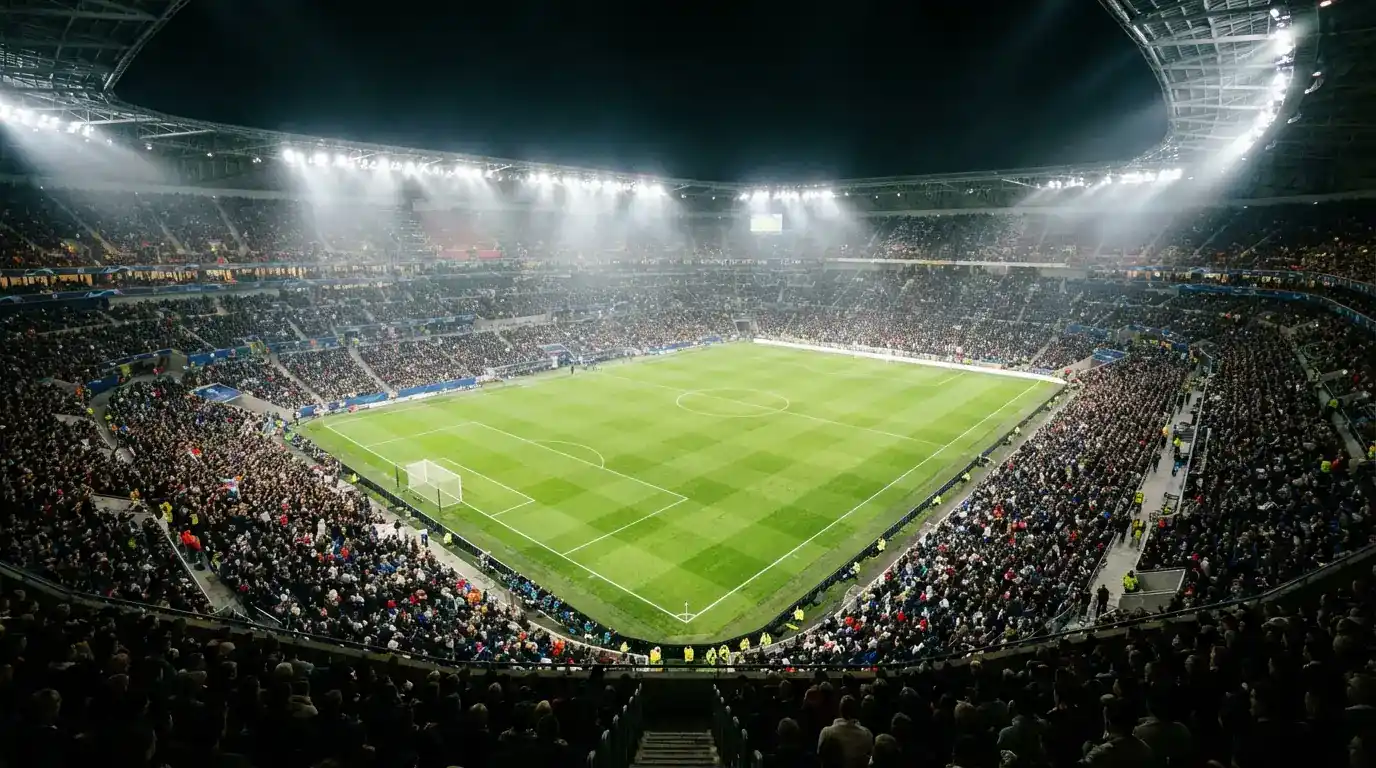 Stadio europeo illuminato di notte prima di una partita di calcio di coppa
