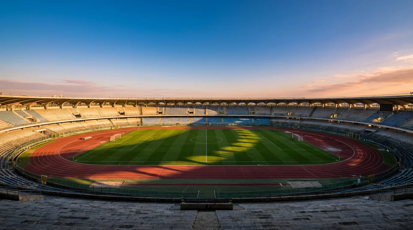 Stadio di Serie A con campo in erba visto dalla tribuna durante il giorno